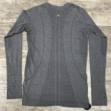 Load image into Gallery viewer, Lululemon Women&#39;s Athletic Long Sleeve Size 6

