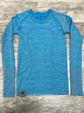 Load image into Gallery viewer, Lululemon Women&#39;s Athletic Long Sleeve Size 6
