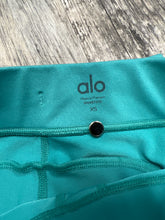 Load image into Gallery viewer, Alo Women&#39;s Athletic Pants Size XS
