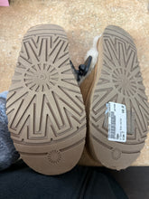 Load image into Gallery viewer, Ugg Casual Shoes Women&#39;s Size 7

