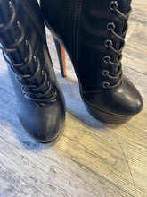 Load image into Gallery viewer, Platform Women&#39;s Boots Size 7

