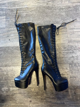 Load image into Gallery viewer, Platform Women&#39;s Boots Size 7
