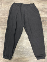 Load image into Gallery viewer, Gymshark Men&#39;s Athletic Pants Size XL
