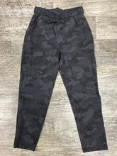 Load image into Gallery viewer, Lululemon Women&#39;s Athletic Pants Size 6
