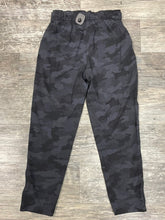 Load image into Gallery viewer, Lululemon Women&#39;s Athletic Pants Size 6
