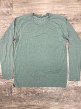 Load image into Gallery viewer, Lululemon Men&#39;s Athletic Long Sleeve Size XL
