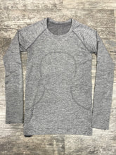Load image into Gallery viewer, Lululemon Women&#39;s Athletic Long Sleeve Size 4
